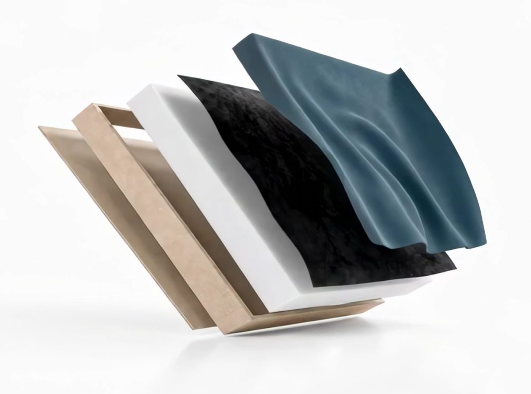 Les quatre couches de l'Absorbeur Premium déployées en l'air : cadre HDF, laine, non-tissé noir, tissu