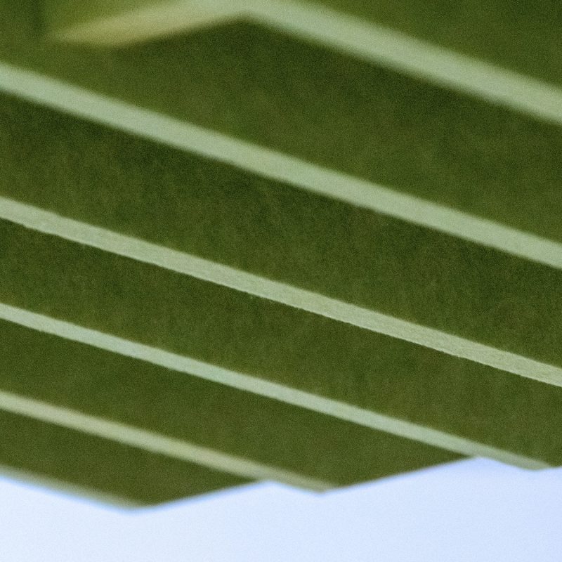 Le motif géométrique des dalles au-dessus d'une table de réunion