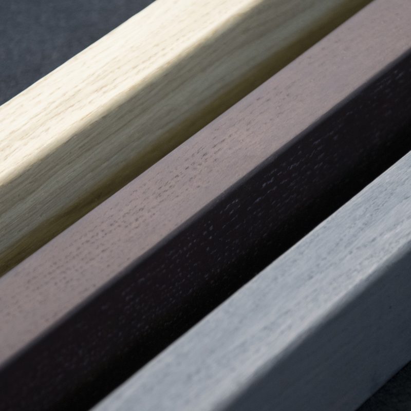 Détail des lamelles AkuWall 4 × 3 cm sur le support en feutre