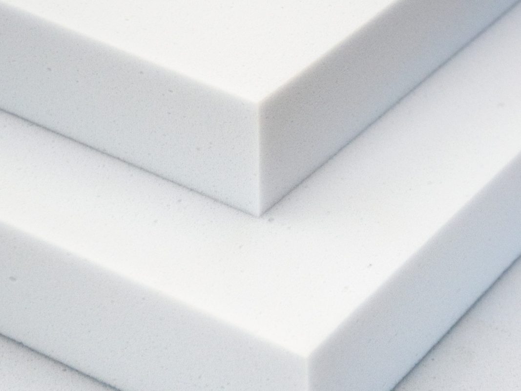 Gros plan sur la mousse de mélamine Basotect B blanche - deux plaques coin à coin avec chant coupé et structure à cellules ouvertes visibles