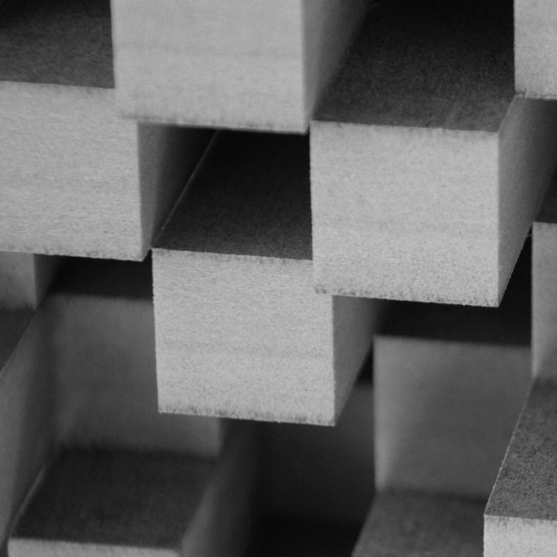 Gros plan sur la structure de blocs en relief du panneau Skyline City en lumière latérale