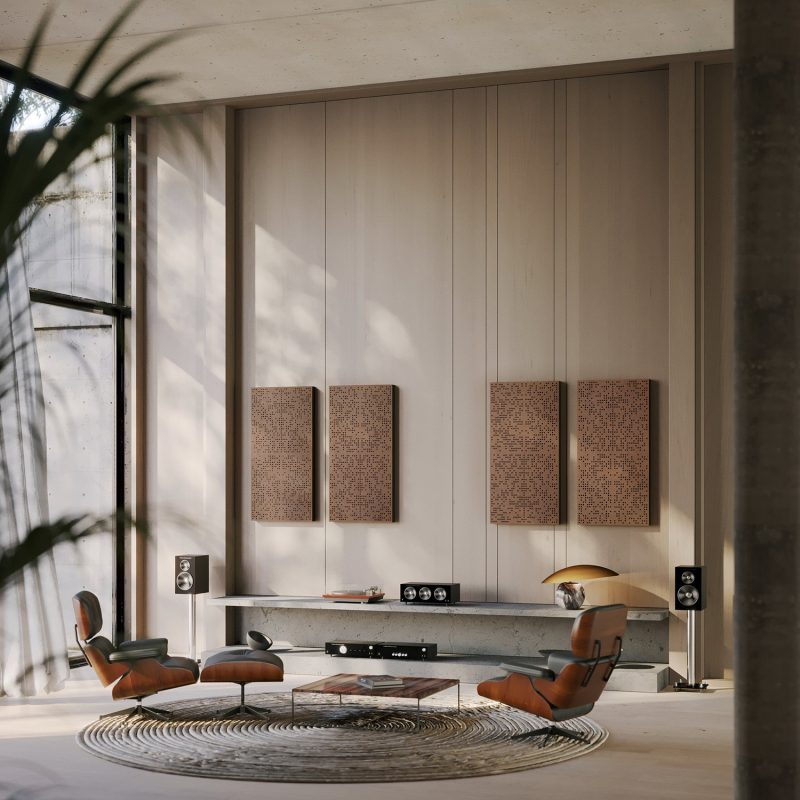 Le Diffuseur Binaire en Mahogany derrière la position d'écoute dans un salon avec fauteuils et enceintes