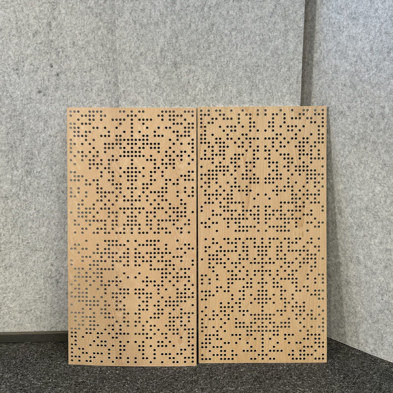 Deux façades brutes du diffuseur binaire - bois de hêtre à perforation binaire
