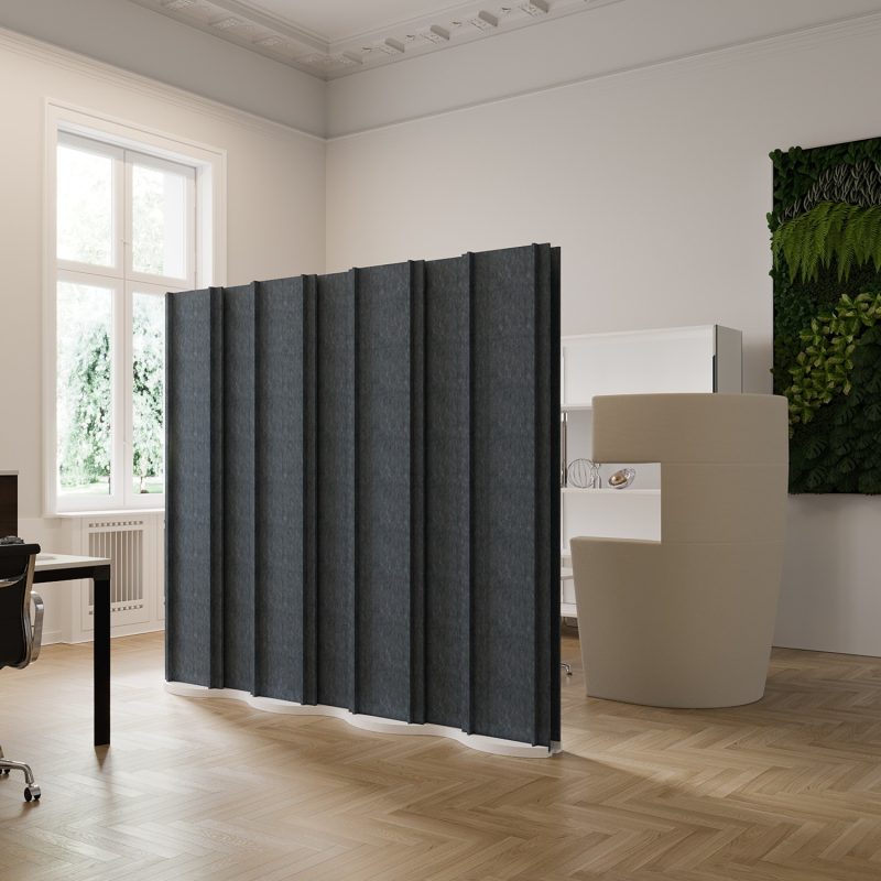 Une longue paroi modulaire en open space