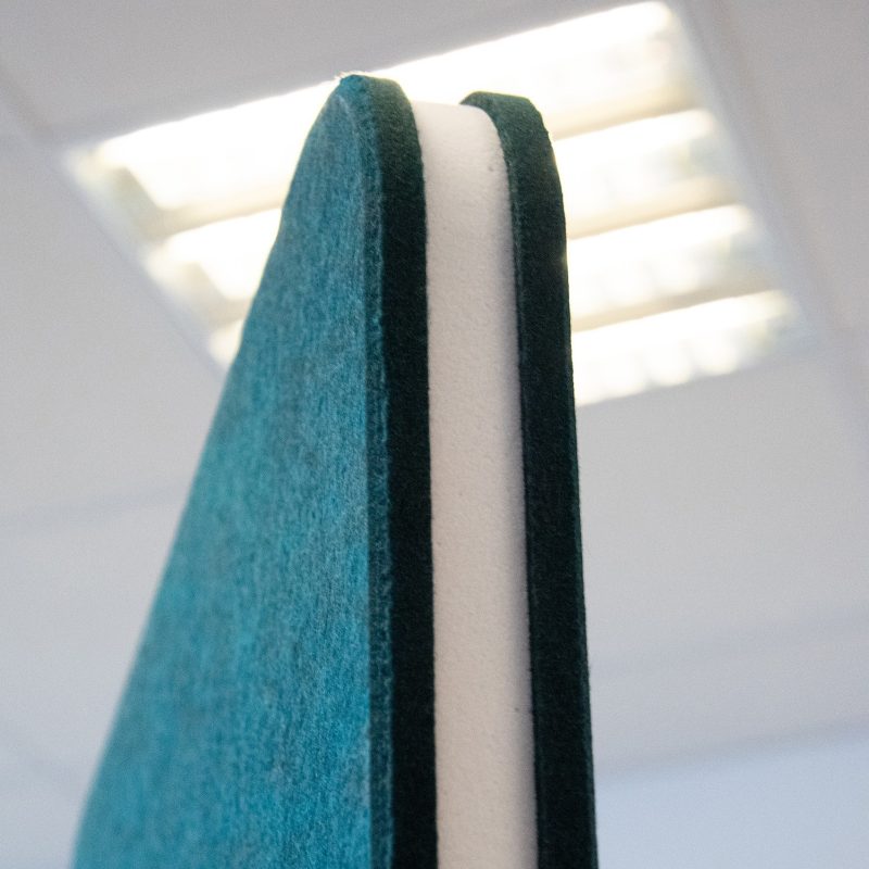 Détail du feutre, de la mousse Basotect® et du pied choisi