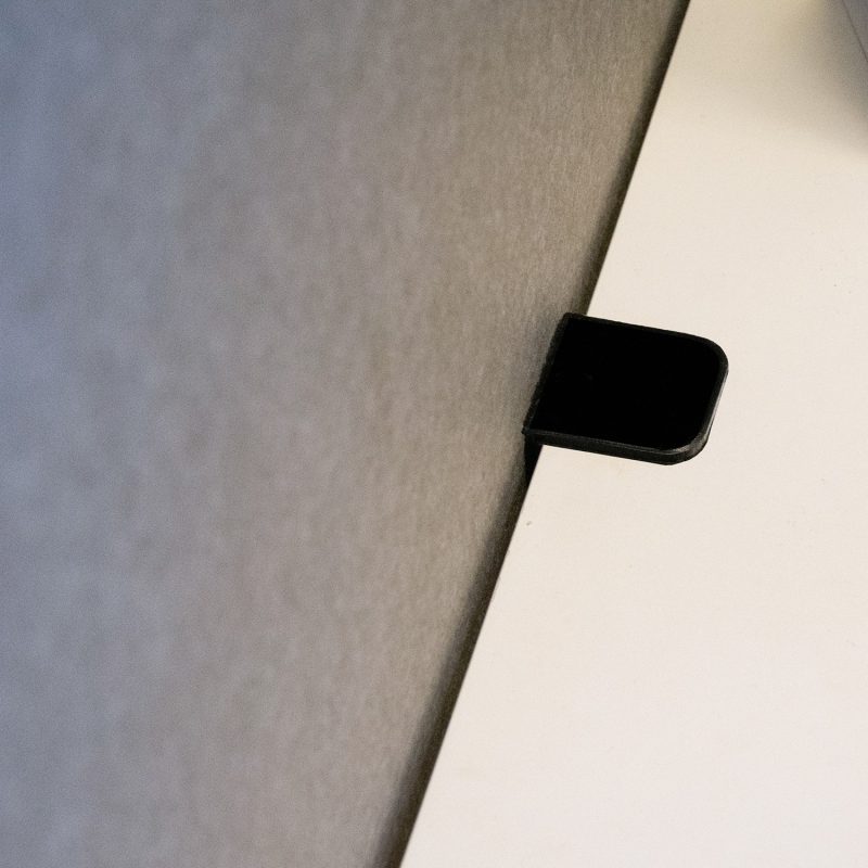 Détail de la liaison du panneau avec l'attache de bureau