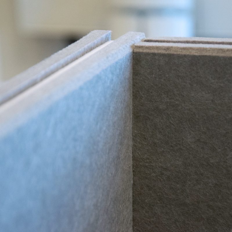 L'ensemble avec côtés dépassant le bord du bureau