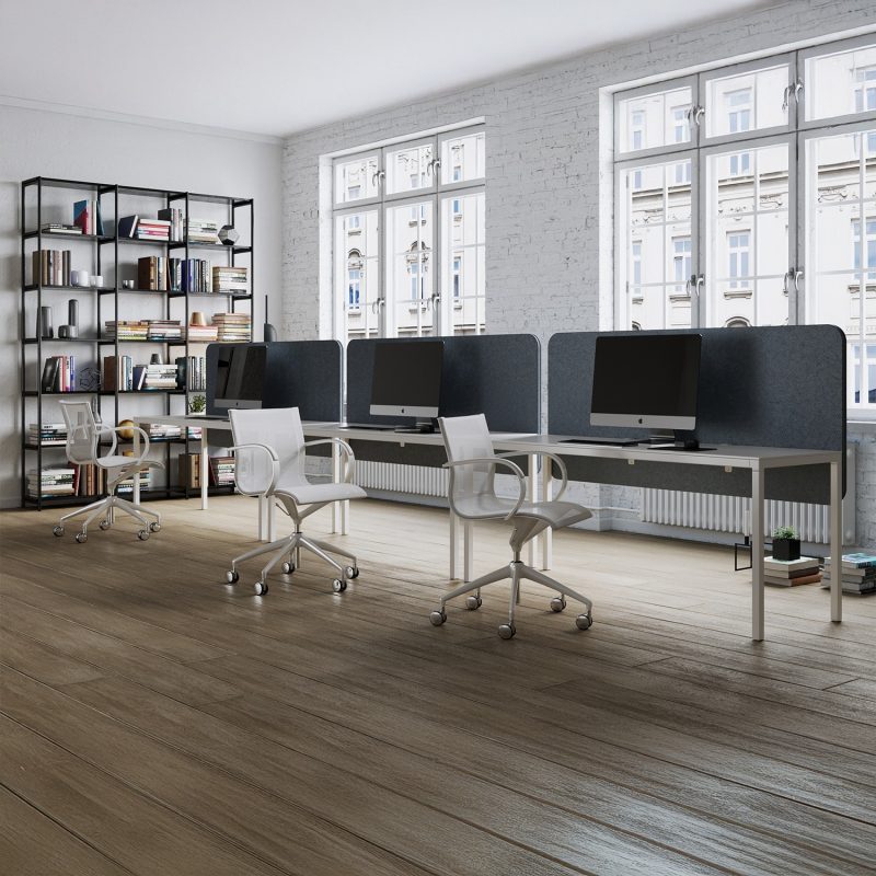 Le panneau 120 × 80 cm sur un bureau compact