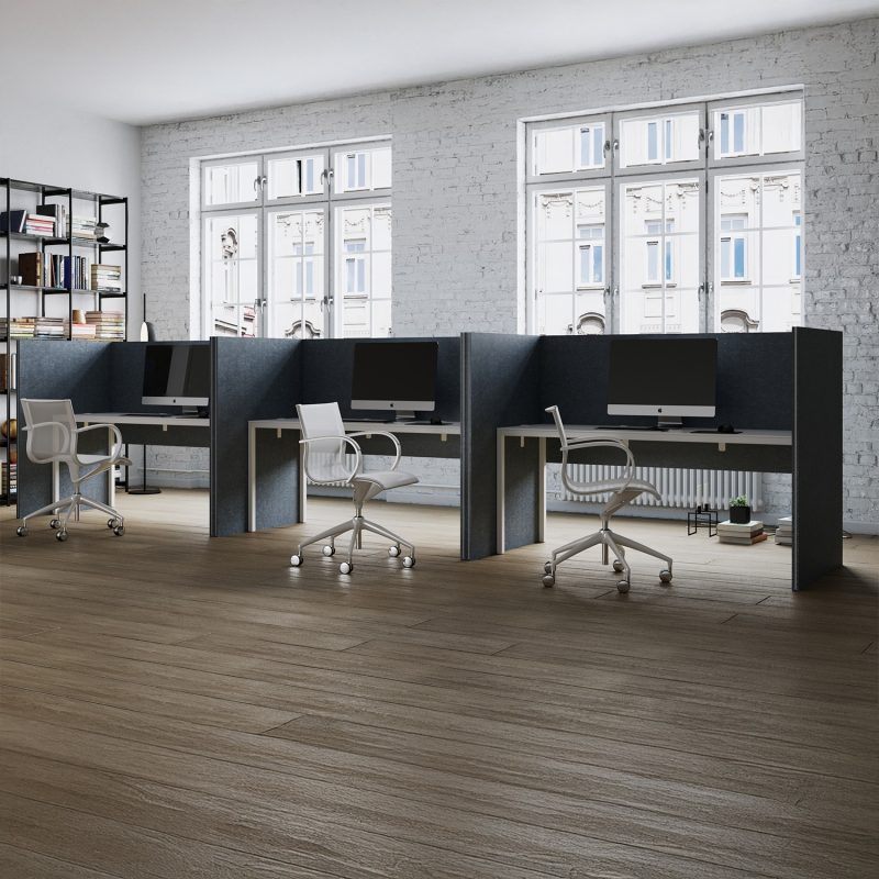 Des ensembles de trois panneaux dans une disposition répétable de bureaux