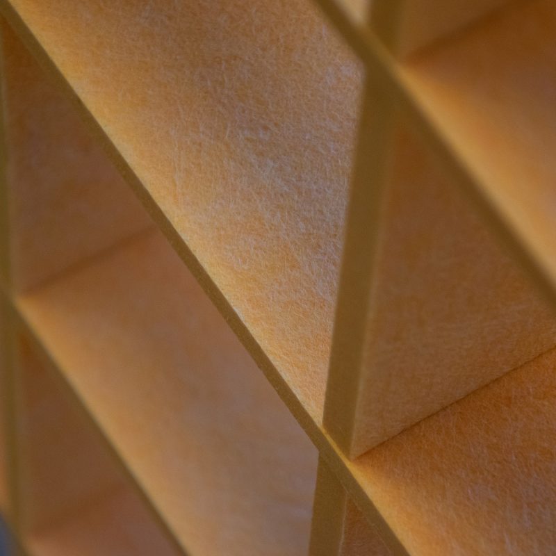 Un détail des lamelles verticales en feutre Pro.Felt