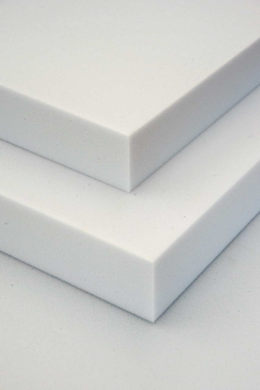 Plaques de mousse Basotect — les petites cavités et irrégularités visibles en surface sont une caractéristique naturelle du matériau